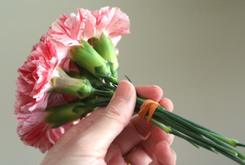 カーネーションの飾り方……ブーケみたいに花瓶に生ける