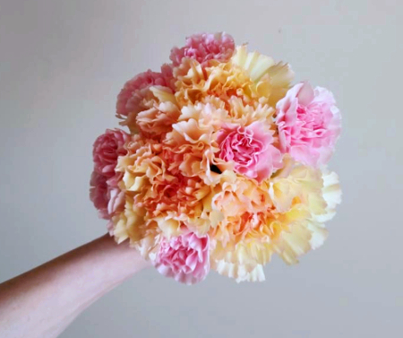 カーネーションの飾り方……ブーケみたいに花瓶に生ける