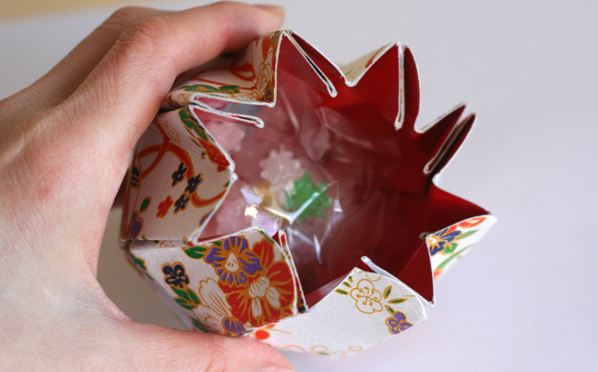 空き箱に生けるミニ正月花
