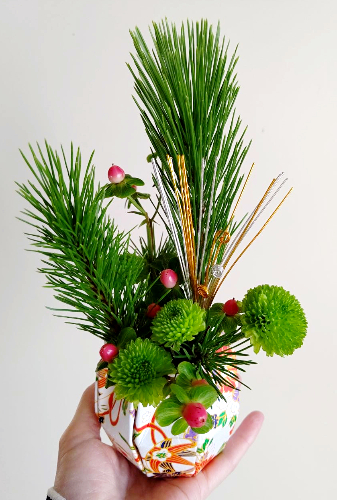 空き箱に生けるミニ正月花