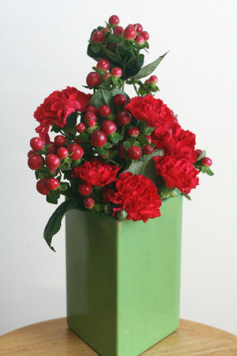 緑の花瓶と赤い花で、クリスマスツリーっぽく活ける
