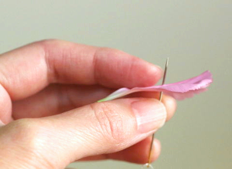 ほんの少しのカーネーションでレイを作る