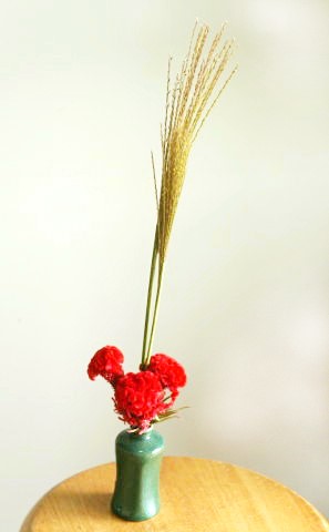 ススキの簡単な生け方の例……草刈りで切ったススキを生ける2（小さな花瓶に生けたものばかりです）