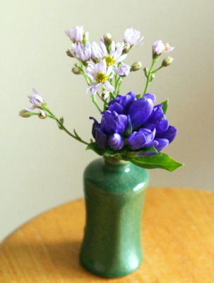 ススキの簡単な生け方の例……草刈りで切ったススキを生ける2（小さな花瓶に生けたものばかりです）