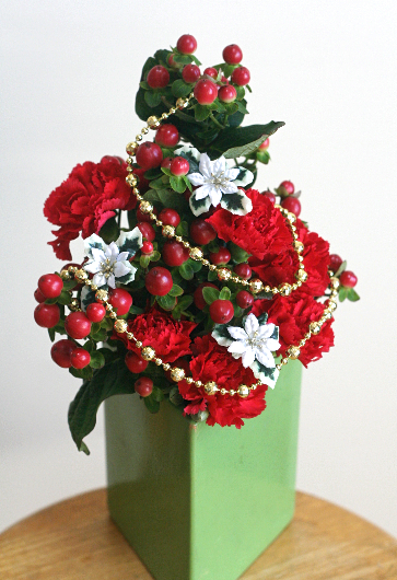 緑の花瓶と赤い花で、クリスマスツリーっぽく活ける