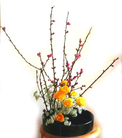 実例：簡単なひな祭りの花の生け方……水盤に生ける