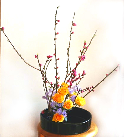 実例：簡単なひな祭りの花の生け方……水盤に生ける