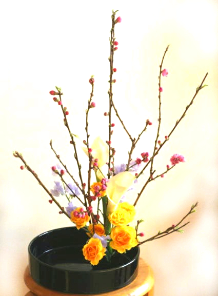実例：10分くらいで生けられるひな祭りの花……水盤に生ける（2）