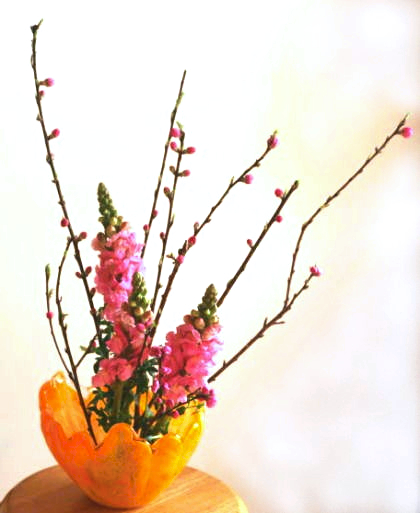 実例：簡単なひな祭りの花の生け方……鉢に生ける